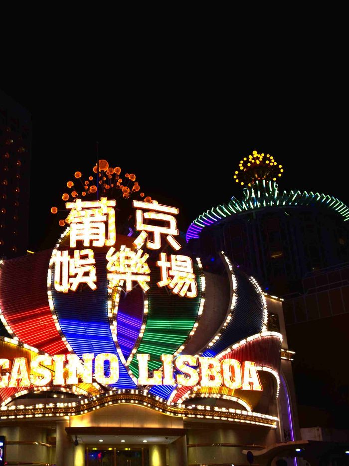 夜色中被霓虹灯勾勒出的场馆外观